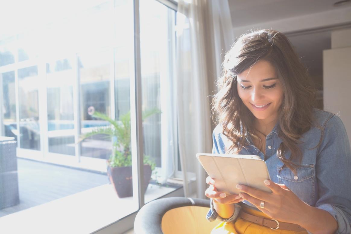 Facilitador guiando una discusión de grupo sobre técnicas de motivación