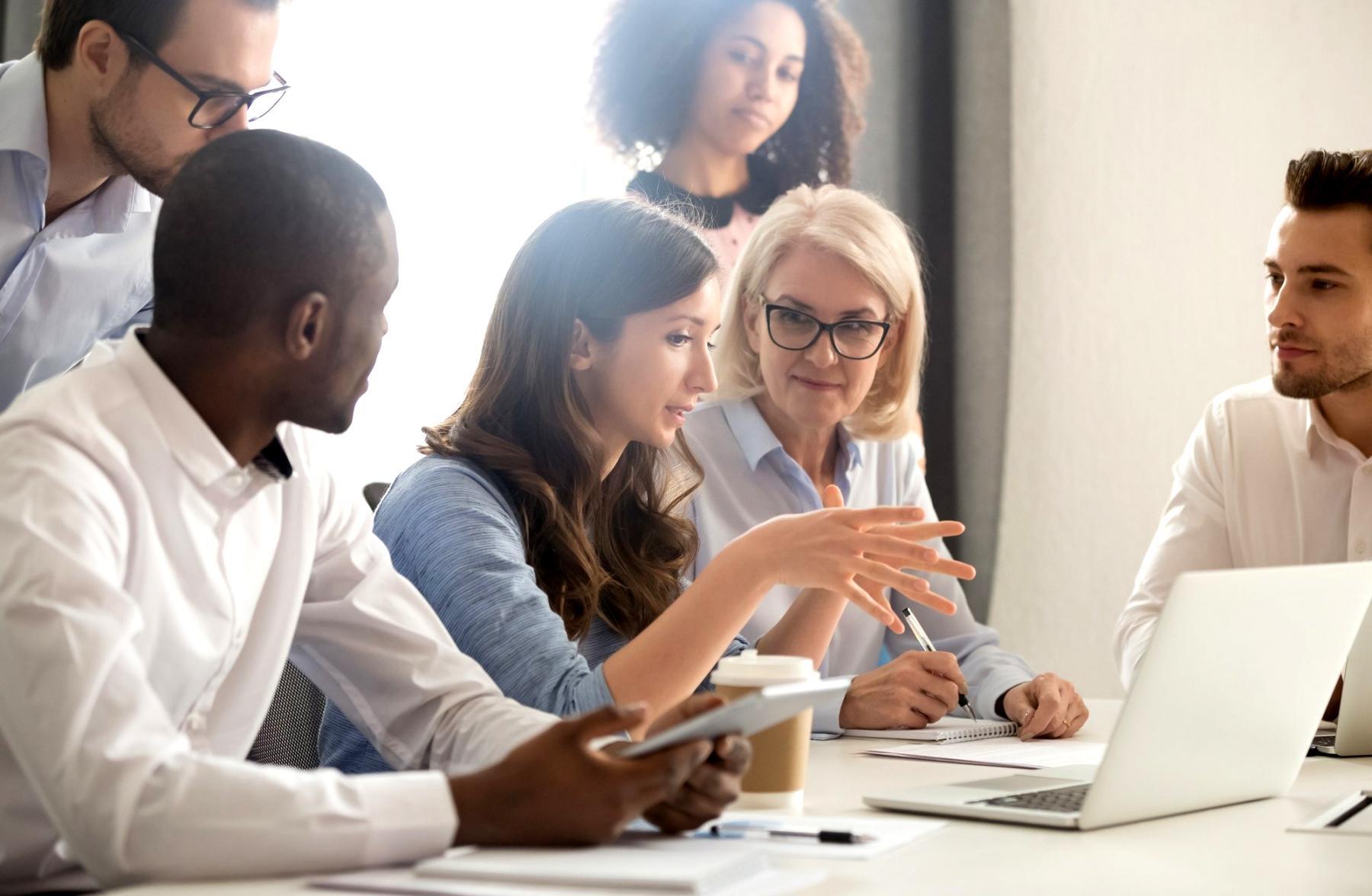 Espacio de trabajo colaborativo donde los equipos encuentran motivación