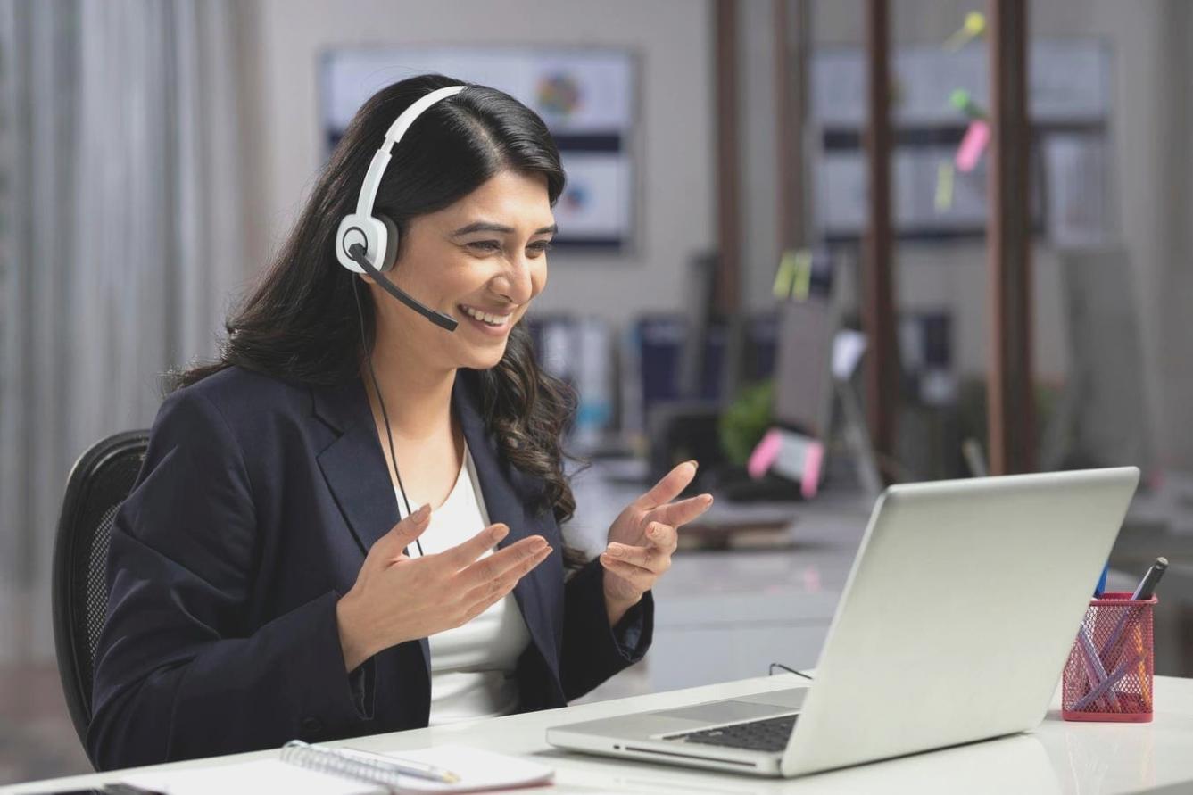 Equipo colaborando en estrategias de motivación